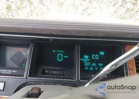 1993 Lincoln Town Car Cartier z USA, uszkodzony, nr VIN 1LNLM83W9PY760175